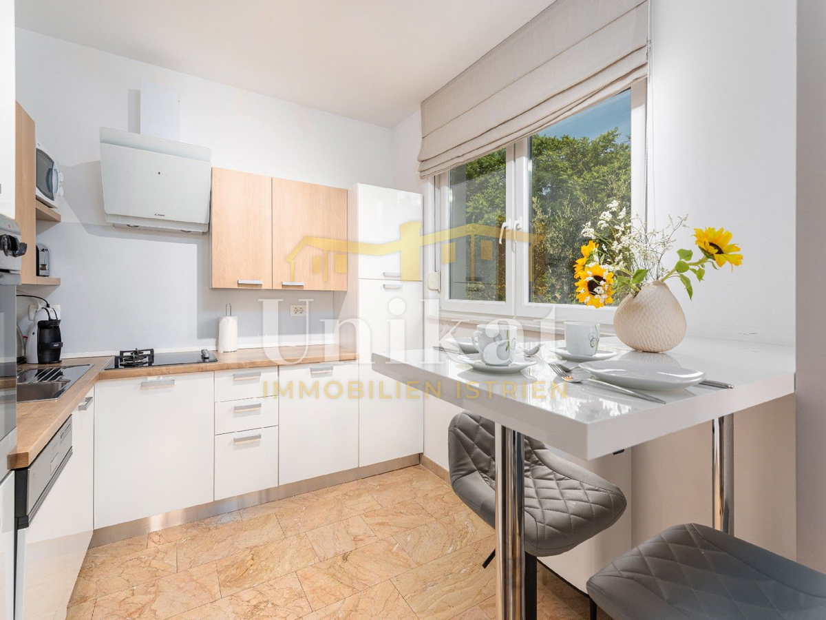 Moderna vila z notranjim in zunanjim bazenom